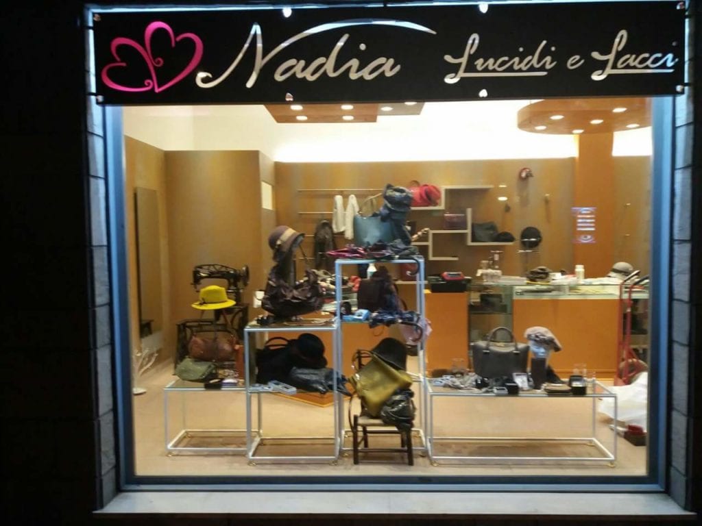 A Cavezzo, accessori unici per trovare qualcosa di diverso da “Lucidi e Lacci”